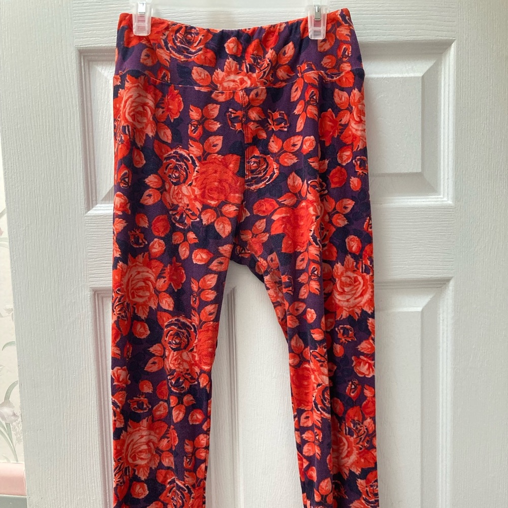 LulaRoe Purple Leggings with Red Flowers
Size: One Size